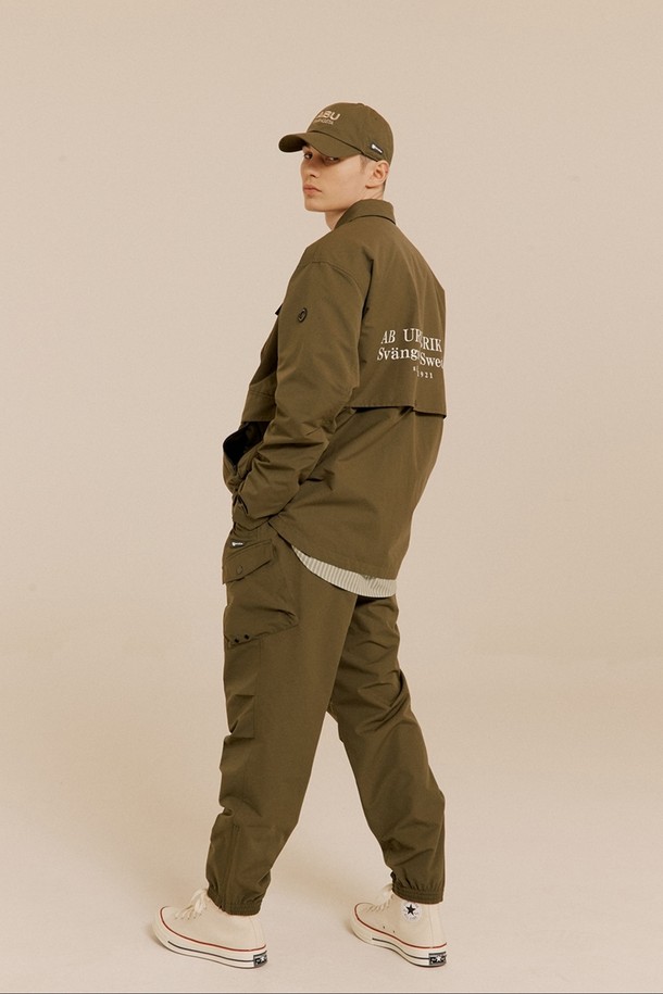 스방스타 조거 카키는 남성용 조거 팬츠입니다. 캐주얼, 스포티, 미니멀 스타일을 모두 아우르며, 스포츠 활동과 일상생활에서 두루 활용할 수 있습니다. 봄, 여름 시즌에 적합하며, 릴랙스핏으로 편안한 착용감을 제공합니다. 입체 패턴, 밑단 지퍼, 허리 스트링, 앞면 4개와 뒷면 2개의 포켓, 사이즈 조절 기능이 특징이며, 셋업으로도 연출할 수 있습니다. 동네 마실룩, 여행룩, 피트니스룩 등 다양한 TPO에 매치하여 개성 있는 스타일을 완성해보세요.
