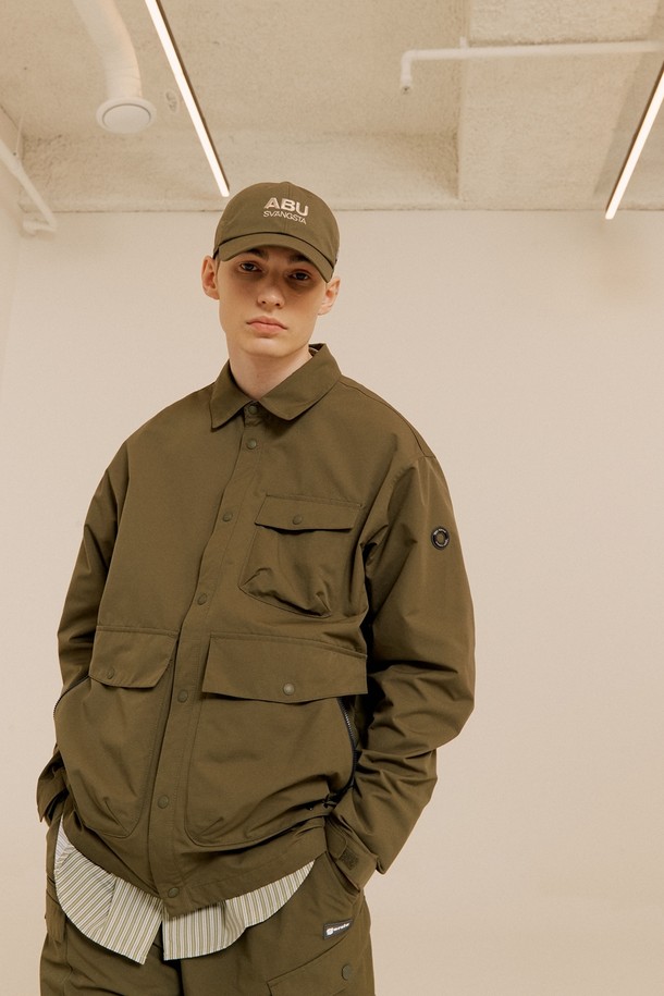 스방스타 셔켓 카키는 남성 고객을 위한 캐주얼 셔켓입니다. 봄, 가을에 착용하기 좋으며, 밀리터리 스타일과 캐주얼 무드를 동시에 연출합니다. 무지 디자인에 레귤러 핏으로 제작되었으며, 스냅 여밈 방식과 긴소매 기장으로 편안하게 착용할 수 있습니다. 가슴 포켓 1개, 스냅 포켓 2개, 지퍼 포켓 2개, 등판 벤틸레이션, 소매 벨크로, 소매 서클 와펜 등의 특징을 갖추고 있으며, 조거 팬츠와 셋업으로도 활용 가능합니다.
