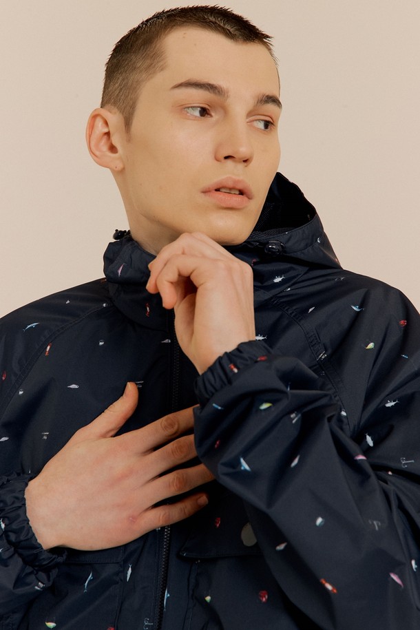 AOP 윈드브레이커 네이비는 남성용 윈드브레이커입니다. 봄, 여름 계절에 적합하며 방수 및 방풍 기능을 갖춰, 스포츠 활동이나 일상생활에서 활용하기 좋습니다. 네이비 컬러에 도트 무늬가 적용되었으며, 레귤러 핏과 집업 스타일로 스포티하고 캐주얼한 분위기를 연출합니다. 후드와 포켓 디테일이 있으며, 얇은 두께감과 부드러운 나일론 소재로 편안한 착용감을 제공합니다. 산책룩, 여행룩, 러닝룩 등 다양한 TPO에 활용 가능한 미니멀, 스포티, 캐주얼 스타일의 윈드브레이커입니다.
