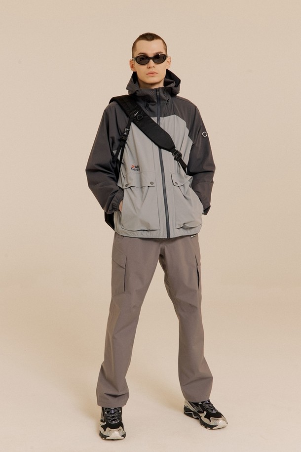 **앵글러 3L 팬츠 GREY**는 낚시 및 아웃도어 활동에 최적화된 남성용 긴 바지입니다. 뛰어난 방수, 방풍, 투습 기능을 갖춘 3LAYER 프리미엄 팬츠로, 리사이클된 친환경 나일론 소재를 사용하여 제작되었습니다. 레귤러핏으로 편안한 착용감을 제공하며, 입체 패턴, 2개의 사이드 지퍼 포켓, 허리 2마그넷 포켓, 허리 후크 지퍼, 고무 및 사이드 서클 와펜 등의 디테일로 스포티한 스타일을 완성합니다.
