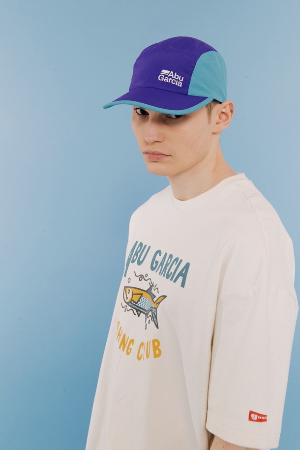 아이보리 컬러의 버블 피쉬 반팔 티셔츠입니다. 봄, 여름 시즌에 착용하기 좋으며, 캐주얼 스타일을 연출할 수 있습니다. 면과 폴리에스테르 혼방 소재로 제작되어 부드러운 촉감을 자랑합니다. 라운드넥에 레귤러핏으로 편안하게 착용 가능하며, 물고기 프린트가 돋보입니다. 넥 테이프 처리, 하단, 소매, 사이드 직조 라벨 디테일로 완성도를 높였습니다. 동네 마실룩, 여행룩 등 다양한 TPO에 활용할 수 있습니다.
