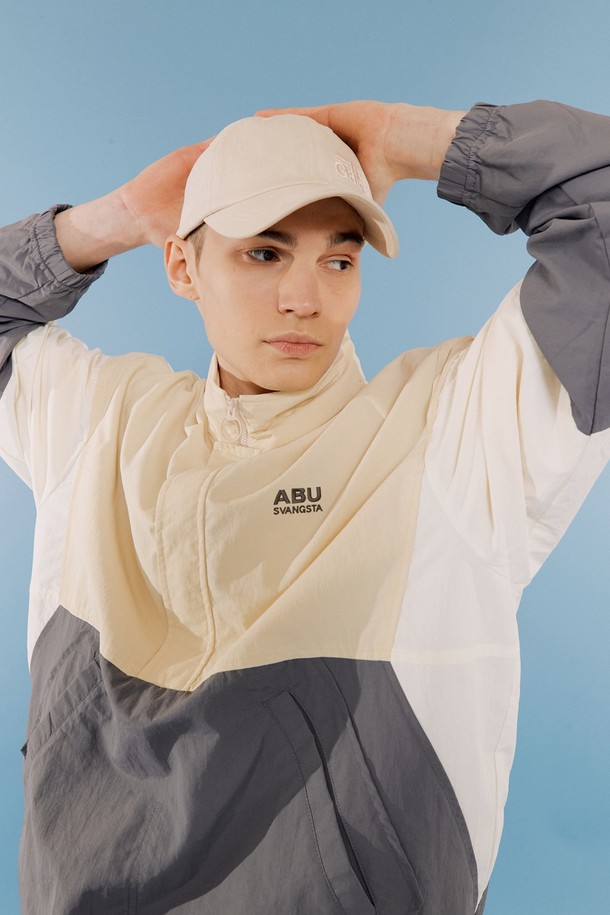 **웜업 아노락 라이트 베이지**는 가볍고 부드러운 나일론 소재로 제작되어 봄, 가을 간절기에 착용하기 좋은 남성 아노락입니다. 라이트 베이지와 그레이 두 가지 색상으로 출시되었으며, 스포티하면서도 캐주얼한 스타일을 연출할 수 있습니다. 오버핏 디자인에 반집업과 스트링 디테일이 더해져 활동성을 높였으며, 산책, 여행, 등산 등 다양한 TPO에 활용 가능합니다. 무지 디자인으로 미니멀한 스타일을 선호하는 분들께 추천하며, 얇은 두께감으로 간편하게 착용할 수 있습니다.
