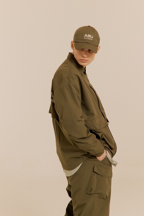 스방스타 셔켓 카키는 남성 고객을 위한 캐주얼 셔켓입니다. 봄, 가을에 착용하기 좋으며, 밀리터리 스타일과 캐주얼 무드를 동시에 연출합니다. 무지 디자인에 레귤러 핏으로 제작되었으며, 스냅 여밈 방식과 긴소매 기장으로 편안하게 착용할 수 있습니다. 가슴 포켓 1개, 스냅 포켓 2개, 지퍼 포켓 2개, 등판 벤틸레이션, 소매 벨크로, 소매 서클 와펜 등의 특징을 갖추고 있으며, 조거 팬츠와 셋업으로도 활용 가능합니다.
