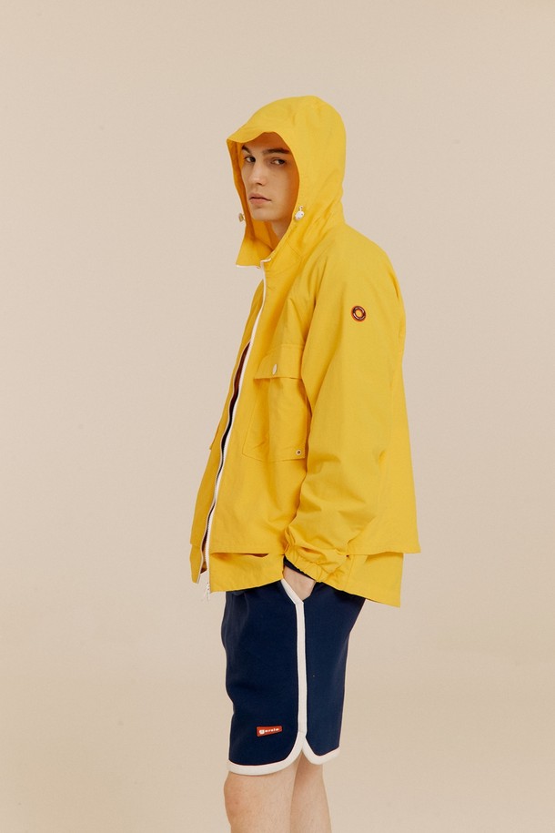 옐로우 컬러의 남성용 경량 윈드브레이커입니다. 봄, 여름철에 적합하며, 가볍고 방풍 기능이 있어 일상 및 스포츠 활동에 활용하기 좋습니다. 레귤러핏으로 제작되었으며, 스포티, 캐주얼, 미니멀 스타일을 연출할 수 있습니다. 앞면 2개의 아웃포켓과 지퍼포켓, 후드 스트링, 소매 서클 와펜, 뒷면 고무 와펜, 더블 레이어드 디자인이 특징입니다. 나일론 소재로 제작되어 얇은 두께감을 자랑하며, 산책룩, 여행룩, 피트니스룩에 잘 어울립니다.
