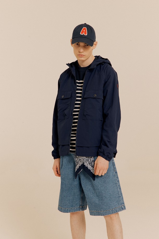 경량 윈드브레이커 NAVY는 가볍고 시원한 착용감을 제공하는 남성용 윈드브레이커입니다. 네이비 컬러에 무지 디자인으로 어떤 스타일에도 쉽게 매치할 수 있으며, 봄, 여름 시즌에 적합합니다. 경량 나일론 소재로 제작되어 방풍 기능과 가벼움을 동시에 갖추었습니다. 후드가 달려 있어 캐주얼하고 스포티한 스타일을 연출하며, 일상, 스포츠 활동, 여행 시에도 편안하게 착용할 수 있습니다. 레귤러핏에 집업 방식으로 간편하게 착용 가능하며, 크롭 기장과 긴 소매 디자인으로 활동성을 높였습니다.
