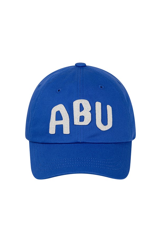 ABU 빅 로고 볼캡 BLUE는 시원한 블루 컬러에 로고 아플리케 디자인이 돋보이는 볼캡입니다. 흡습 기능의 COOLMAX 땀흡수 이너밴드, 메탈 버클 사이즈 조절, 언스트럭쳐드 크라운 디자인으로 편안한 착용감을 제공합니다. 일상생활에서 캐주얼하게 착용하기 좋으며, 봄, 여름 시즌에 어울리는 모자입니다.
