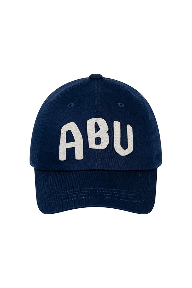 ABU 빅 로고 볼캡 NAVY는 시원한 착용감을 선사하는 COOLMAX 소재로 제작되어 봄, 여름철에 적합한 볼캡입니다. 네이비 컬러에 아이보리 스트랩과 자수 디테일, 메탈 버클 조절 시스템을 더해 세련된 디자인을 완성했습니다. 흡습 기능과 사이즈 조절 기능을 갖춰 편안하게 착용 가능하며, 일상에서 캐주얼하게 활용하기 좋습니다.
