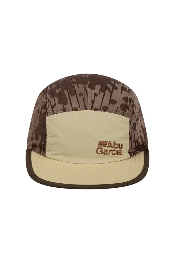 브라운과 베이지 컬러가 조화롭게 어우러진 카모플라주 패턴의 카모 AOP 캠프캡입니다. 코트나 소재로 제작되어 부드러운 촉감을 제공하며, 언스트럭처 크라운 디자인으로 두상을 자연스럽게 감싸는 편안한 착용감을 선사합니다. 메탈 버클과 스웨이드 플래그 라벨, 자수 로고 디테일이 돋보이며, 사이즈 조절 및 흡습속건 기능과 COOLMAX 땀받이 밴드로 쾌적함을 유지합니다.
