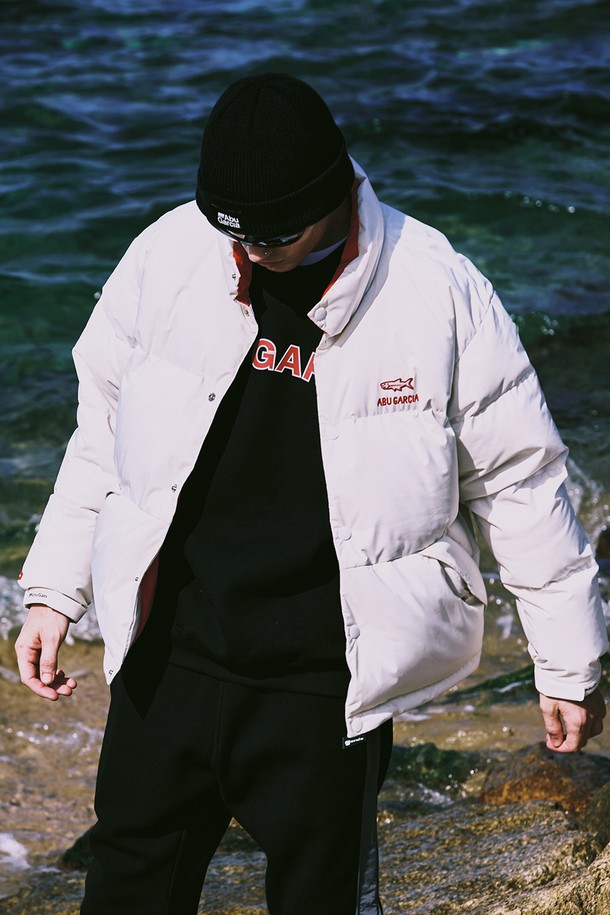 아이보리 컬러가 돋보이는 컬러 포인트 푸퍼 다운입니다. 겨울철 보온성을 책임지는 두꺼운 두께감의 숏패딩으로, 캐주얼 및 스포티한 스타일을 연출하기 좋습니다. 나일론과 폴리에스테르 혼방 소재로 제작되어 부드러운 촉감을 선사하며, 방풍 기능으로 추운 날씨에도 든든합니다. 오버핏 디자인과 집업 여밈 방식으로 편안하게 착용 가능하며, 포인트 컬러 디테일이 밋밋함을 덜어줍니다. 여행룩, 캠핑룩 등 다양한 TPO에 활용 가능하며 미니멀한 스타일을 즐기는 분들께 추천합니다.
