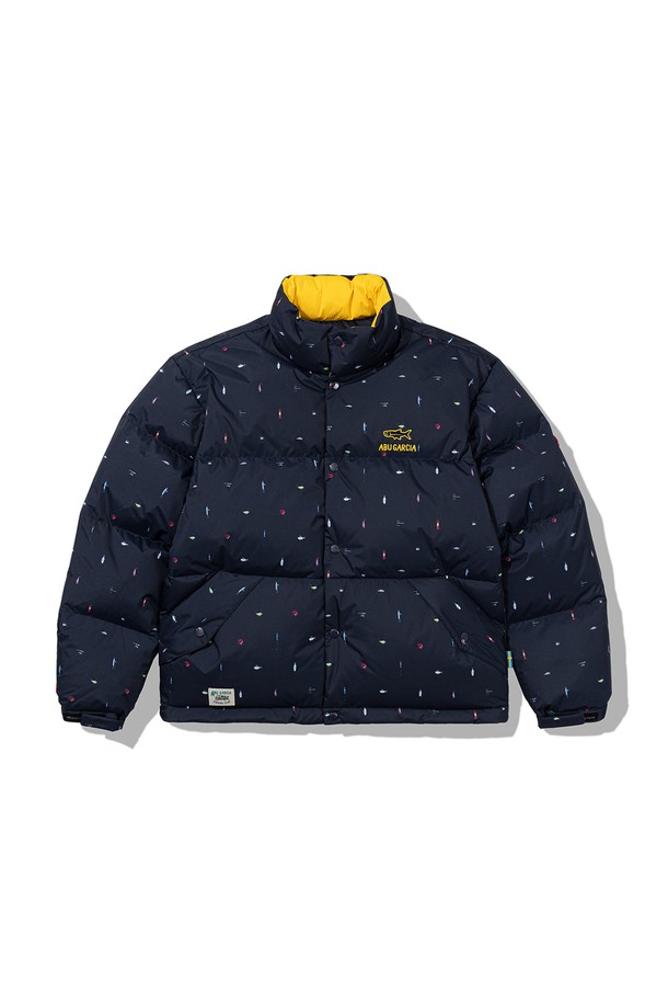 네이비 컬러의 AOP 푸퍼 다운입니다. 남녀 공용으로, 겨울철 일상에서 캐주얼하고 스포티한 스타일을 연출하기 좋습니다. 두꺼운 두께감과 부드러운 촉감의 나일론 소재로 제작되었으며, 보온 및 방수 기능을 갖추었습니다. 오버핏 디자인에 집업 여밈 방식, 긴 소매 기장과 레귤러 기장의 상의로 편안하게 착용할 수 있습니다. 리버서블 디자인으로 다양한 스타일을 연출할 수 있는 패딩 코트입니다.
