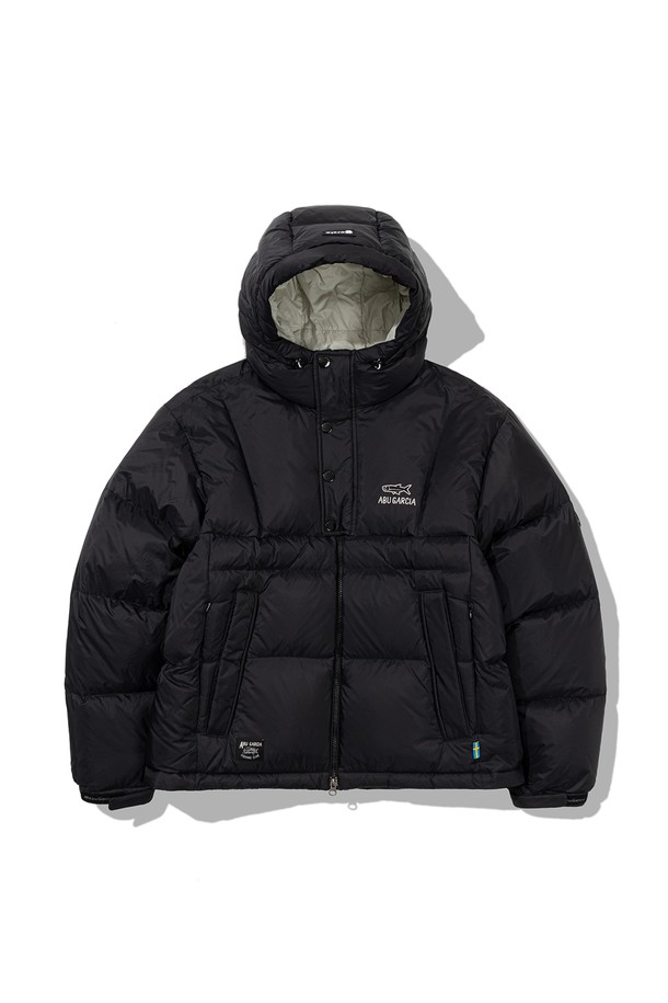 블랙 컬러의 하프 플라켓 다운 재킷입니다. 넉넉한 오버핏에 하프 집업 디자인으로 캐주얼하고 스포티한 무드를 연출합니다. 겨울철 보온성을 책임지는 두꺼운 두께감의 나일론 소재와 다운 패딩, 퀄팅 디테일이 특징입니다. 일상복은 물론 캠핑룩으로도 활용하기 좋으며, 크롭 기장으로 트렌디함을 더했습니다. 부드러운 촉감과 긴 소매 기장으로 편안한 착용감을 선사합니다.
