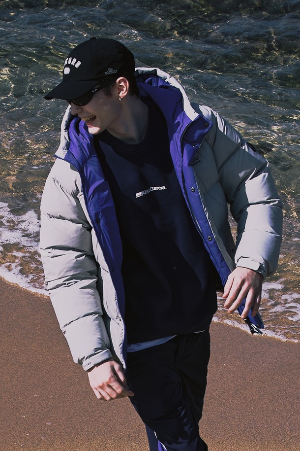 스방스타 컬러 콤비 다운 재킷 GREY는 남성용 겨울 아우터입니다. 그레이와 퍼플 컬러 블록 디자인이 캐주얼 및 스포티 무드를 연출하며, 일상과 출근룩에 모두 잘 어울립니다. 두꺼운 두께감과 다운 충전재로 보온성과 방풍 기능을 갖춰 추운 날씨에도 따뜻하게 착용할 수 있습니다. 부드러운 나일론 소재와 레귤러핏으로 편안한 착용감을 선사하며, 집업 스타일과 숏패딩 디자인으로 활동성을 높였습니다. 
