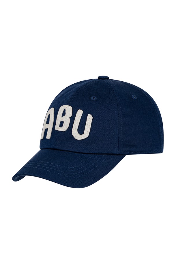 ABU 빅 로고 볼캡 NAVY는 시원한 착용감을 선사하는 COOLMAX 소재로 제작되어 봄, 여름철에 적합한 볼캡입니다. 네이비 컬러에 아이보리 스트랩과 자수 디테일, 메탈 버클 조절 시스템을 더해 세련된 디자인을 완성했습니다. 흡습 기능과 사이즈 조절 기능을 갖춰 편안하게 착용 가능하며, 일상에서 캐주얼하게 활용하기 좋습니다.
