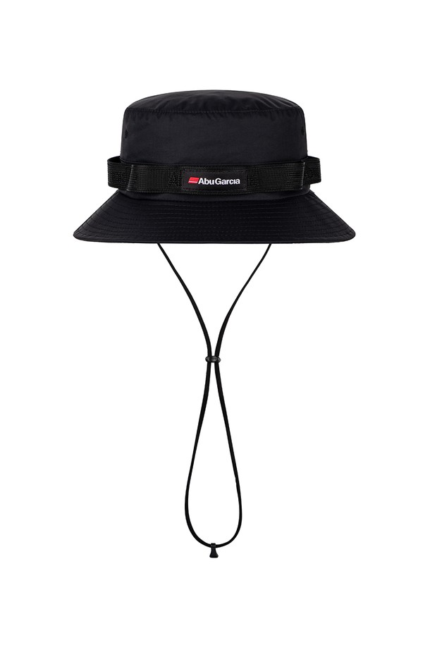 블랙 색상의 방수 웨빙 사파리 햇입니다. 넉넉한 둘레와 탈부착 가능한 끈으로 편안한 착용감을 제공하며, 넓은 챙은 햇빛을 효과적으로 가려줍니다. 통기성이 우수한 메쉬 처리와 흡습 기능의 COOLMAX 스웨트밴드, 사이즈 조절 기능으로 아웃도어 활동뿐만 아니라 일상에서도 쾌적하게 사용할 수 있습니다.
