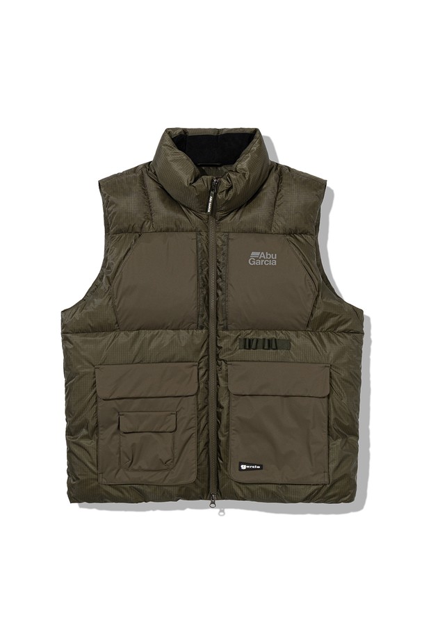 남성용 패브릭 콤비 포켓 다운 베스트 KHAKI(카키)입니다. 가을과 겨울에 착용하기 좋은 두꺼운 두께감의 패딩 베스트로, 일상 및 캐주얼 스타일을 연출하기에 적합합니다. 나일론과 폴리에스테르 혼방 소재로 제작되었으며, 레귤러 핏에 집업 방식으로 편안하게 착용할 수 있습니다. 스포티하면서도 캐주얼한 무드를 자아내며, 무지 디자인에 포켓 디테일이 더해져 실용성을 높였습니다. 민소매 디자인으로 다양한 레이어드 연출이 가능하며, 다운 충전재로 보온성을 강화했습니다.
