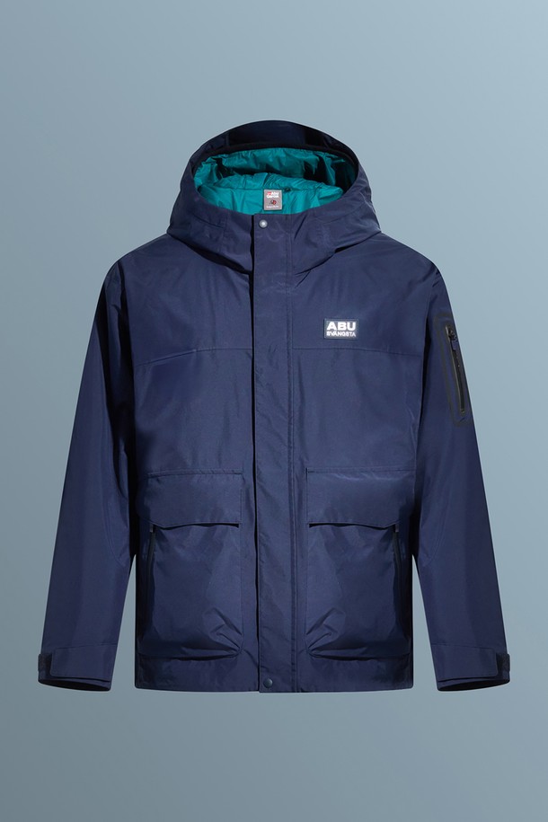 3in1 더미작스(Dumizaks) 2.5L 패딩 재킷 NAVY는 겨울철 남성들을 위한 방수, 보온 기능을 갖춘 스포티한 스타일의 패딩 재킷입니다. 네이비 컬러의 무지 디자인으로 등산, 캠핑 등 아웃도어 활동은 물론 일상에서도 활용하기 좋습니다. 레귤러핏으로 편안한 착용감을 제공하며, 두꺼운 두께감으로 뛰어난 보온성을 자랑합니다. 집업 스타일의 긴 소매 패딩 재킷으로, 겨울철 추위로부터 몸을 따뜻하게 보호해줍니다. 나일론 소재로 제작되어 튼튼하며, 미니멀하고 캐주얼한 스타일을 연출하기에 적합합니다.
