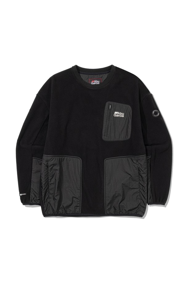 블랙 컬러의 우븐 믹스 플리스 맨투맨입니다. 플리스와 우븐 소재의 조화로 부드러운 촉감과 두꺼운 두께감을 자랑하며, 가을과 겨울에 따뜻하게 착용하기 좋습니다. 넉넉한 오버핏에 라운드넥 디자인으로, 스포티하면서도 캐주얼한 스타일을 연출합니다. 산책룩, 집콕룩 등 다양한 TPO에 활용하기 좋으며, 미니멀한 스타일을 선호하는 분들께 추천합니다. 긴 소매 기장의 무지 디자인으로, 어떤 하의와도 쉽게 매치할 수 있습니다.
