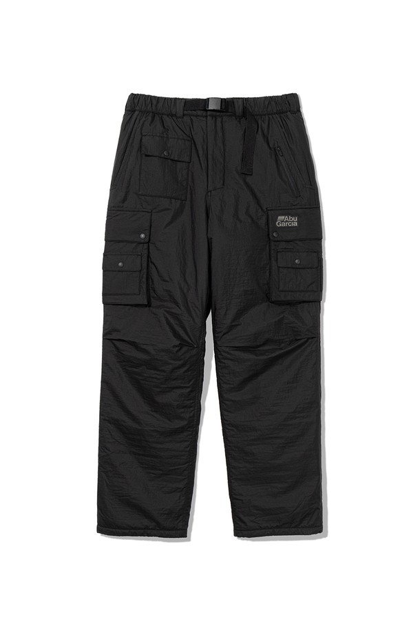 윈드 스토퍼 패딩 팬츠 BLACK는 남녀 공용으로, 겨울철 스노우스포츠, 아웃도어 활동, 일상에서 폭넓게 활용 가능한 방풍, 방수, 보온 기능을 갖춘 긴바지입니다. 윈드스토퍼 소재를 사용하여 찬 바람을 효과적으로 막아주며, 두꺼운 두께감과 패딩 안감으로 뛰어난 보온성을 제공합니다. 레귤러핏으로 제작되어 편안한 착용감을 선사하며, 스포티한 스타일을 연출하기 좋습니다. 캠핑룩, 등산룩, 여행룩 등 다양한 TPO에 맞춰 활용 가능하며, 고프코어 및 캐주얼 스타일과도 잘 어울립니다. 블랙 컬러의 무지 디자인으로 어떤 옷에도 쉽게 매치할 수 있습니다.
