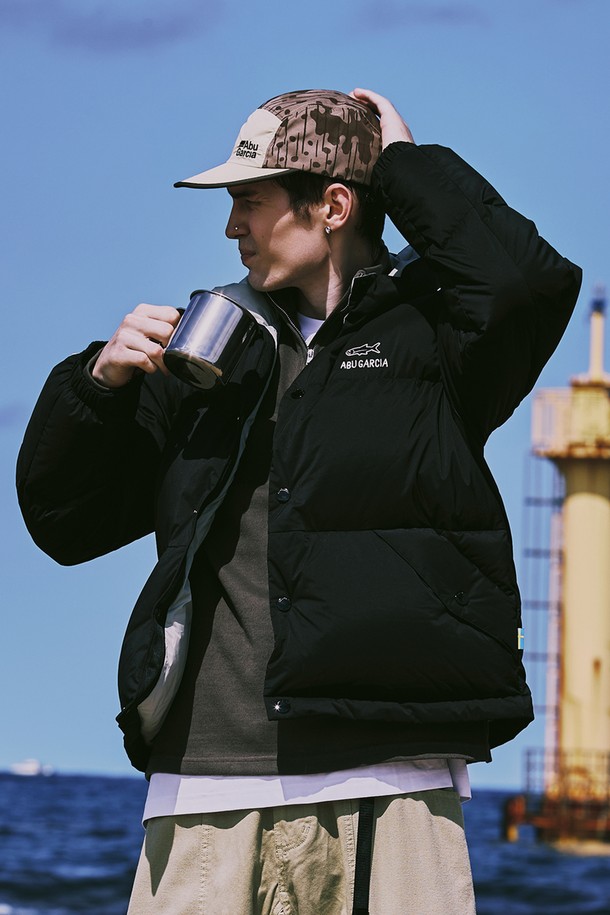 블랙 컬러의 '컬러 포인트 푸퍼 다운'입니다. 숏 기장의 오버핏 디자인으로, 캐주얼하고 스포티한 스타일을 연출합니다. 가볍고 따뜻한 나일론 소재와 두꺼운 패딩 안감으로 보온성을 높였습니다. 집업 스타일의 긴소매이며, 컬러 포인트를 더해 포인트를 주었습니다. 겨울철 데일리룩에 활용하기 좋은 아이템입니다.
