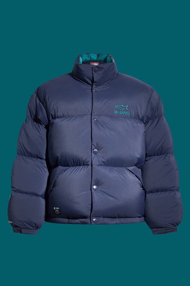 네이비 컬러의 컬러 포인트 푸퍼 다운입니다. 겨울철 추위를 막아줄 두꺼운 두께감과 보온성을 갖춘 패딩 아우터로, 일상생활은 물론 여행이나 캠핑 시에도 활용하기 좋습니다. 나일론 소재로 제작되어 부드러운 촉감을 선사하며, 오버핏 디자인과 긴 소매 기장으로 편안한 착용감을 제공합니다. 캐주얼, 스포티, 미니멀 스타일을 모두 소화할 수 있는 활용도 높은 아이템입니다. 집업 방식으로 간편하게 착용 가능하며, 무지 디자인으로 어떤 옷에도 쉽게 매치할 수 있습니다.
