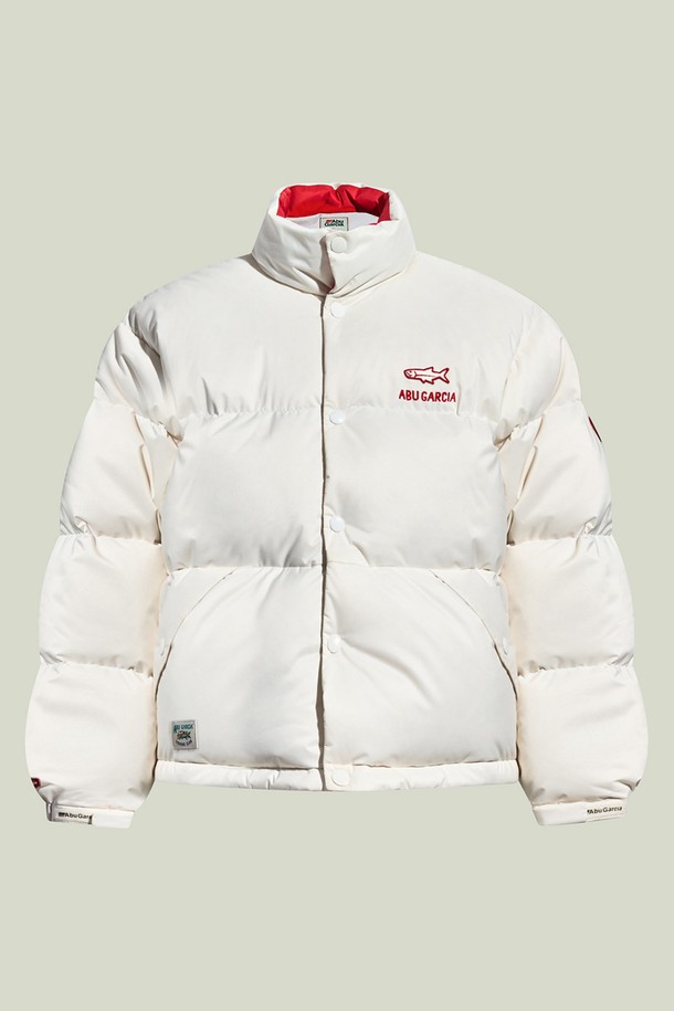 아이보리 컬러가 돋보이는 컬러 포인트 푸퍼 다운입니다. 겨울철 보온성을 책임지는 두꺼운 두께감의 숏패딩으로, 캐주얼 및 스포티한 스타일을 연출하기 좋습니다. 나일론과 폴리에스테르 혼방 소재로 제작되어 부드러운 촉감을 선사하며, 방풍 기능으로 추운 날씨에도 든든합니다. 오버핏 디자인과 집업 여밈 방식으로 편안하게 착용 가능하며, 포인트 컬러 디테일이 밋밋함을 덜어줍니다. 여행룩, 캠핑룩 등 다양한 TPO에 활용 가능하며 미니멀한 스타일을 즐기는 분들께 추천합니다.
