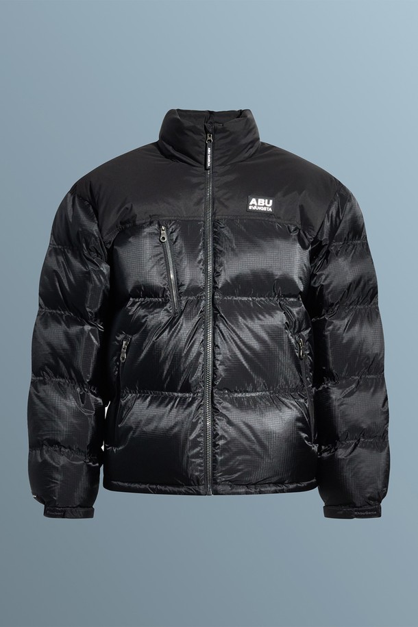 하이넥 스포티 다운 재킷 BLACK은 일상과 스포츠 활동에 적합한 남녀 공용 다운 재킷입니다. 두꺼운 두께감과 부드러운 촉감의 나일론 소재로 제작되었으며, 겨울철 보온과 방풍 기능을 제공합니다. 레귤러핏으로 편안하게 착용 가능하며, 집업 스타일로 간편하게 여밀 수 있습니다. 하이넥 디자인과 긴 소매 기장이 스포티하면서도 미니멀한 스타일을 연출합니다. 무지 패턴의 블랙 컬러는 어떤 스타일에도 쉽게 매치할 수 있는 실용적인 아이템입니다.
