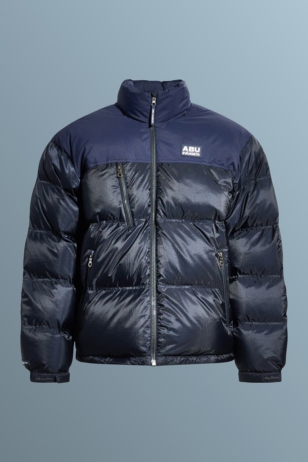 네이비 컬러의 하이넥 스포티 다운 재킷입니다. 나일론 소재로 제작되어 부드러운 촉감과 방풍 기능을 제공하며, 뛰어난 보온성으로 겨울철 스포츠 활동 및 일상생활에서 활용하기 좋습니다. 레귤러핏으로 제작되었으며, 집업 스타일로 간편하게 착용할 수 있습니다. 무지 디자인에 하이넥 디테일이 더해져 스포티하면서도 미니멀한 스타일을 연출합니다. 안감은 패딩으로 처리되어 추운 날씨에도 따뜻하게 몸을 보호해 줍니다.
