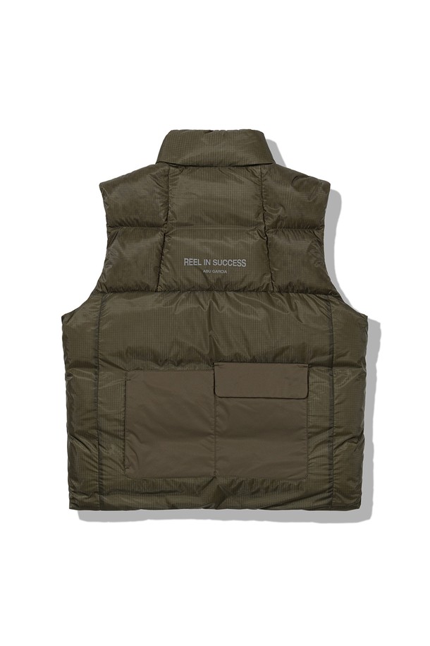 남성용 패브릭 콤비 포켓 다운 베스트 KHAKI(카키)입니다. 가을과 겨울에 착용하기 좋은 두꺼운 두께감의 패딩 베스트로, 일상 및 캐주얼 스타일을 연출하기에 적합합니다. 나일론과 폴리에스테르 혼방 소재로 제작되었으며, 레귤러 핏에 집업 방식으로 편안하게 착용할 수 있습니다. 스포티하면서도 캐주얼한 무드를 자아내며, 무지 디자인에 포켓 디테일이 더해져 실용성을 높였습니다. 민소매 디자인으로 다양한 레이어드 연출이 가능하며, 다운 충전재로 보온성을 강화했습니다.
