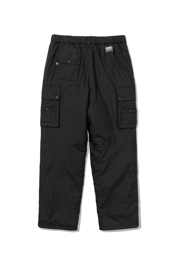 윈드 스토퍼 패딩 팬츠 BLACK는 남녀 공용으로, 겨울철 스노우스포츠, 아웃도어 활동, 일상에서 폭넓게 활용 가능한 방풍, 방수, 보온 기능을 갖춘 긴바지입니다. 윈드스토퍼 소재를 사용하여 찬 바람을 효과적으로 막아주며, 두꺼운 두께감과 패딩 안감으로 뛰어난 보온성을 제공합니다. 레귤러핏으로 제작되어 편안한 착용감을 선사하며, 스포티한 스타일을 연출하기 좋습니다. 캠핑룩, 등산룩, 여행룩 등 다양한 TPO에 맞춰 활용 가능하며, 고프코어 및 캐주얼 스타일과도 잘 어울립니다. 블랙 컬러의 무지 디자인으로 어떤 옷에도 쉽게 매치할 수 있습니다.
