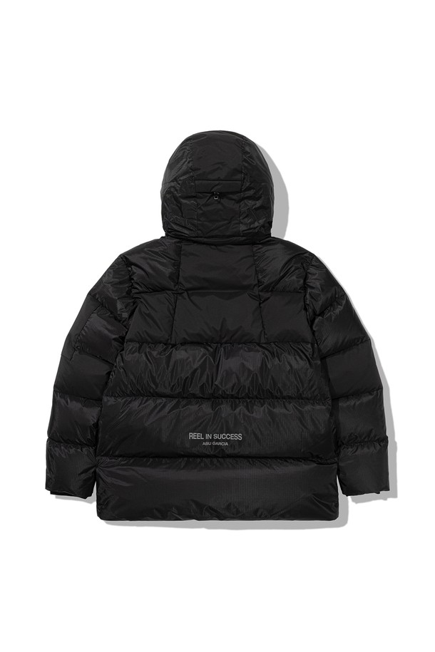 블랙 컬러의 패브릭 콤비 포켓 다운 재킷입니다. 나일론과 폴리에스테르 혼방 소재로 제작되어 부드러운 촉감을 선사하며, 겨울철 보온과 방수 기능을 제공합니다. 레귤러 핏의 긴 소매 기장과 집업 여밈 방식, 후드 및 포켓 디테일이 돋보이는 디자인입니다. 스포티하면서도 캐주얼한 스타일로, 일상 및 아웃도어 활동에 모두 활용 가능한 겨울철 필수 아우터입니다. 두꺼운 두께감으로 뛰어난 보온성을 자랑합니다.
