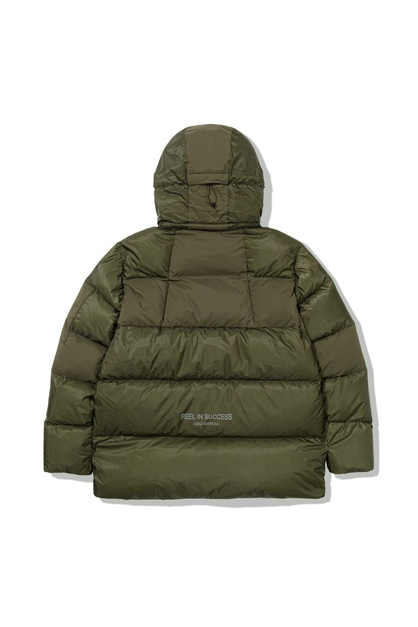 카키 컬러의 패브릭 콤비 포켓 다운 재킷입니다. 나일론과 폴리에스테르 혼방 소재로 제작되어 가을, 겨울철 보온성을 높여줍니다. 캐주얼, 미니멀, 클래식 스타일을 아우르는 디자인으로, 출근룩과 여행룩에 모두 활용하기 좋습니다. 레귤러 기장에 집업 여밈 방식이며, 넉넉한 포켓 디테일이 실용성을 더합니다. 두꺼운 두께감으로 따뜻하게 착용할 수 있는 무지 스타일의 긴소매 다운 재킷입니다.
