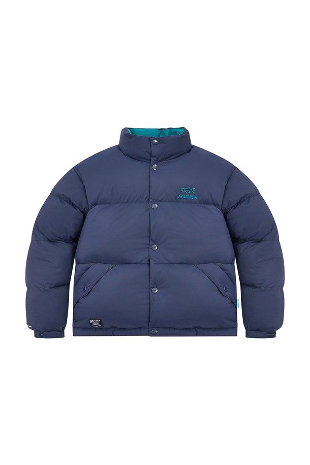 네이비 컬러의 컬러 포인트 푸퍼 다운입니다. 겨울철 추위를 막아줄 두꺼운 두께감과 보온성을 갖춘 패딩 아우터로, 일상생활은 물론 여행이나 캠핑 시에도 활용하기 좋습니다. 나일론 소재로 제작되어 부드러운 촉감을 선사하며, 오버핏 디자인과 긴 소매 기장으로 편안한 착용감을 제공합니다. 캐주얼, 스포티, 미니멀 스타일을 모두 소화할 수 있는 활용도 높은 아이템입니다. 집업 방식으로 간편하게 착용 가능하며, 무지 디자인으로 어떤 옷에도 쉽게 매치할 수 있습니다.
