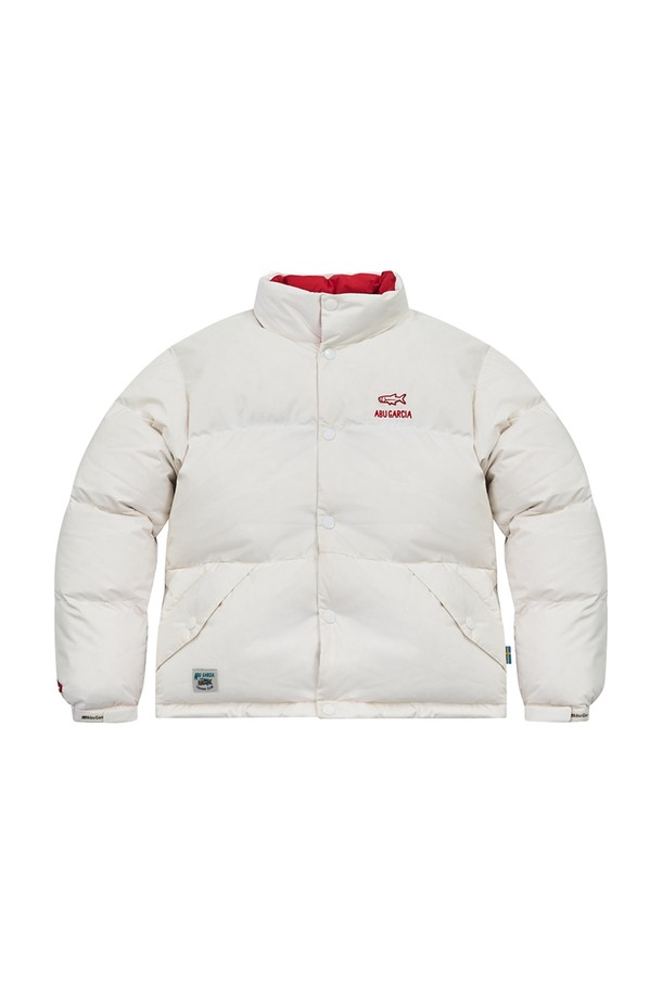 아이보리 컬러가 돋보이는 컬러 포인트 푸퍼 다운입니다. 겨울철 보온성을 책임지는 두꺼운 두께감의 숏패딩으로, 캐주얼 및 스포티한 스타일을 연출하기 좋습니다. 나일론과 폴리에스테르 혼방 소재로 제작되어 부드러운 촉감을 선사하며, 방풍 기능으로 추운 날씨에도 든든합니다. 오버핏 디자인과 집업 여밈 방식으로 편안하게 착용 가능하며, 포인트 컬러 디테일이 밋밋함을 덜어줍니다. 여행룩, 캠핑룩 등 다양한 TPO에 활용 가능하며 미니멀한 스타일을 즐기는 분들께 추천합니다.
