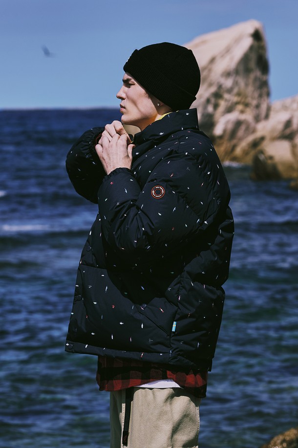 네이비 컬러의 AOP 푸퍼 다운입니다. 남녀 공용으로, 겨울철 일상에서 캐주얼하고 스포티한 스타일을 연출하기 좋습니다. 두꺼운 두께감과 부드러운 촉감의 나일론 소재로 제작되었으며, 보온 및 방수 기능을 갖추었습니다. 오버핏 디자인에 집업 여밈 방식, 긴 소매 기장과 레귤러 기장의 상의로 편안하게 착용할 수 있습니다. 리버서블 디자인으로 다양한 스타일을 연출할 수 있는 패딩 코트입니다.
