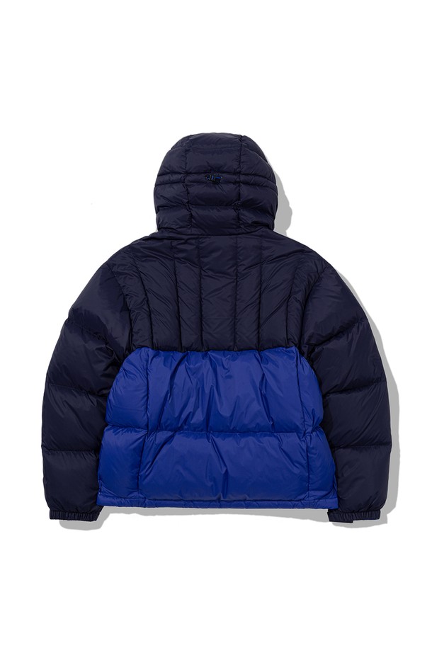 네이비 컬러의 컬러 블록 하프 플라켓 다운 재킷입니다. 추운 겨울철, 일상 및 캐주얼 스타일 모두에 활용하기 좋은 남성용 아우터입니다. 방풍 기능과 보온성을 높여주는 두꺼운 두께감의 나일론 소재로 제작되었으며, 부드러운 촉감을 선사합니다. 하프 플라켓 디자인과 컬러 블록 배색이 스포티하면서도 캐주얼한 무드를 연출합니다. 긴 소매 기장의 레귤러핏 다운 재킷으로, 넉넉한 핏감으로 편안하게 착용할 수 있습니다.
