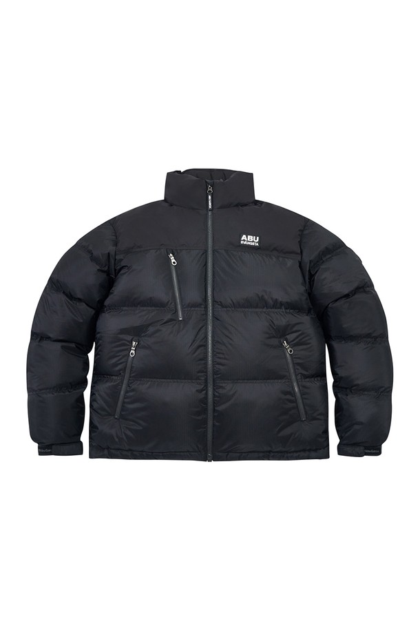 하이넥 스포티 다운 재킷 BLACK은 일상과 스포츠 활동에 적합한 남녀 공용 다운 재킷입니다. 두꺼운 두께감과 부드러운 촉감의 나일론 소재로 제작되었으며, 겨울철 보온과 방풍 기능을 제공합니다. 레귤러핏으로 편안하게 착용 가능하며, 집업 스타일로 간편하게 여밀 수 있습니다. 하이넥 디자인과 긴 소매 기장이 스포티하면서도 미니멀한 스타일을 연출합니다. 무지 패턴의 블랙 컬러는 어떤 스타일에도 쉽게 매치할 수 있는 실용적인 아이템입니다.
