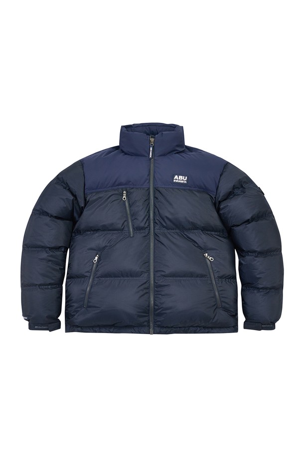 네이비 컬러의 하이넥 스포티 다운 재킷입니다. 나일론 소재로 제작되어 부드러운 촉감과 방풍 기능을 제공하며, 뛰어난 보온성으로 겨울철 스포츠 활동 및 일상생활에서 활용하기 좋습니다. 레귤러핏으로 제작되었으며, 집업 스타일로 간편하게 착용할 수 있습니다. 무지 디자인에 하이넥 디테일이 더해져 스포티하면서도 미니멀한 스타일을 연출합니다. 안감은 패딩으로 처리되어 추운 날씨에도 따뜻하게 몸을 보호해 줍니다.
