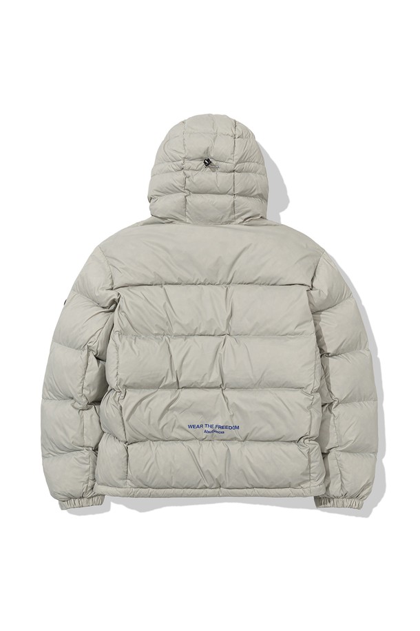 스방스타 컬러 콤비 다운 재킷 GREY는 남성용 겨울 아우터입니다. 그레이와 퍼플 컬러 블록 디자인이 캐주얼 및 스포티 무드를 연출하며, 일상과 출근룩에 모두 잘 어울립니다. 두꺼운 두께감과 다운 충전재로 보온성과 방풍 기능을 갖춰 추운 날씨에도 따뜻하게 착용할 수 있습니다. 부드러운 나일론 소재와 레귤러핏으로 편안한 착용감을 선사하며, 집업 스타일과 숏패딩 디자인으로 활동성을 높였습니다. 
