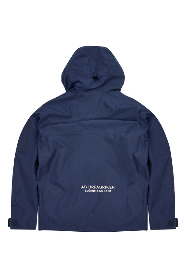 3in1 더미작스(Dumizaks) 2.5L 패딩 재킷 NAVY는 겨울철 남성들을 위한 방수, 보온 기능을 갖춘 스포티한 스타일의 패딩 재킷입니다. 네이비 컬러의 무지 디자인으로 등산, 캠핑 등 아웃도어 활동은 물론 일상에서도 활용하기 좋습니다. 레귤러핏으로 편안한 착용감을 제공하며, 두꺼운 두께감으로 뛰어난 보온성을 자랑합니다. 집업 스타일의 긴 소매 패딩 재킷으로, 겨울철 추위로부터 몸을 따뜻하게 보호해줍니다. 나일론 소재로 제작되어 튼튼하며, 미니멀하고 캐주얼한 스타일을 연출하기에 적합합니다.
