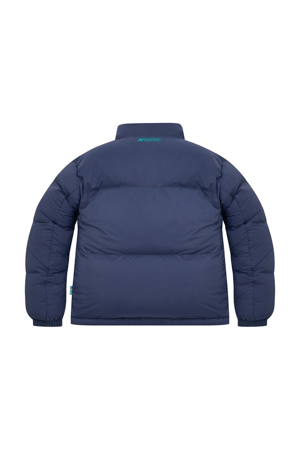 네이비 컬러의 컬러 포인트 푸퍼 다운입니다. 겨울철 추위를 막아줄 두꺼운 두께감과 보온성을 갖춘 패딩 아우터로, 일상생활은 물론 여행이나 캠핑 시에도 활용하기 좋습니다. 나일론 소재로 제작되어 부드러운 촉감을 선사하며, 오버핏 디자인과 긴 소매 기장으로 편안한 착용감을 제공합니다. 캐주얼, 스포티, 미니멀 스타일을 모두 소화할 수 있는 활용도 높은 아이템입니다. 집업 방식으로 간편하게 착용 가능하며, 무지 디자인으로 어떤 옷에도 쉽게 매치할 수 있습니다.
