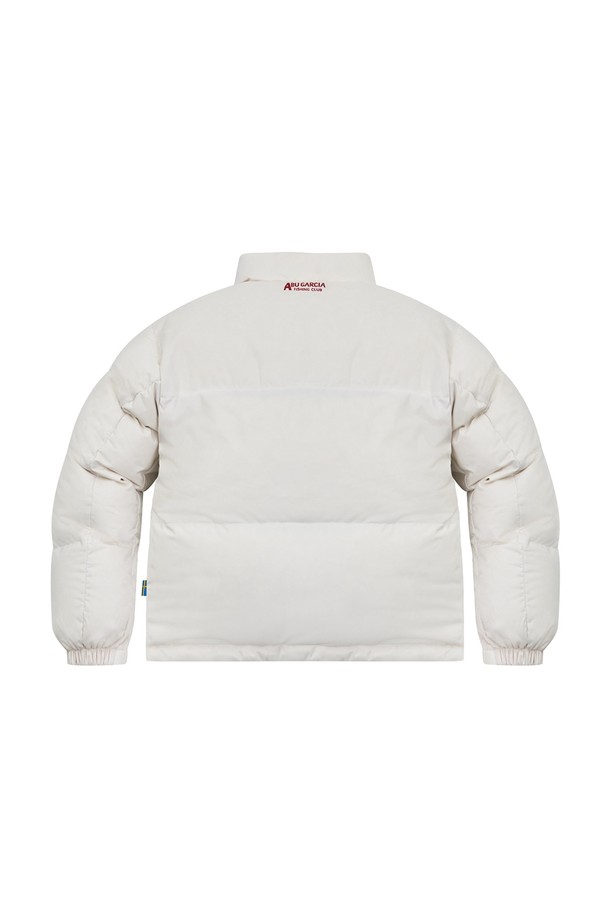 아이보리 컬러가 돋보이는 컬러 포인트 푸퍼 다운입니다. 겨울철 보온성을 책임지는 두꺼운 두께감의 숏패딩으로, 캐주얼 및 스포티한 스타일을 연출하기 좋습니다. 나일론과 폴리에스테르 혼방 소재로 제작되어 부드러운 촉감을 선사하며, 방풍 기능으로 추운 날씨에도 든든합니다. 오버핏 디자인과 집업 여밈 방식으로 편안하게 착용 가능하며, 포인트 컬러 디테일이 밋밋함을 덜어줍니다. 여행룩, 캠핑룩 등 다양한 TPO에 활용 가능하며 미니멀한 스타일을 즐기는 분들께 추천합니다.
