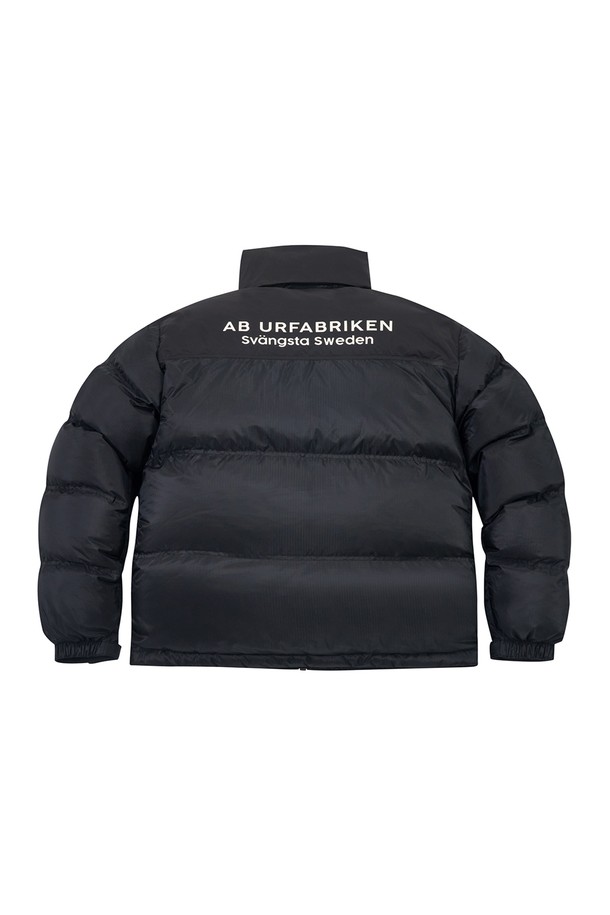 하이넥 스포티 다운 재킷 BLACK은 일상과 스포츠 활동에 적합한 남녀 공용 다운 재킷입니다. 두꺼운 두께감과 부드러운 촉감의 나일론 소재로 제작되었으며, 겨울철 보온과 방풍 기능을 제공합니다. 레귤러핏으로 편안하게 착용 가능하며, 집업 스타일로 간편하게 여밀 수 있습니다. 하이넥 디자인과 긴 소매 기장이 스포티하면서도 미니멀한 스타일을 연출합니다. 무지 패턴의 블랙 컬러는 어떤 스타일에도 쉽게 매치할 수 있는 실용적인 아이템입니다.
