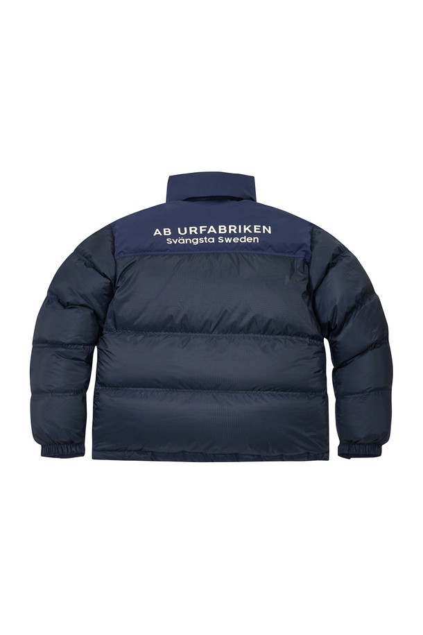 네이비 컬러의 하이넥 스포티 다운 재킷입니다. 나일론 소재로 제작되어 부드러운 촉감과 방풍 기능을 제공하며, 뛰어난 보온성으로 겨울철 스포츠 활동 및 일상생활에서 활용하기 좋습니다. 레귤러핏으로 제작되었으며, 집업 스타일로 간편하게 착용할 수 있습니다. 무지 디자인에 하이넥 디테일이 더해져 스포티하면서도 미니멀한 스타일을 연출합니다. 안감은 패딩으로 처리되어 추운 날씨에도 따뜻하게 몸을 보호해 줍니다.
