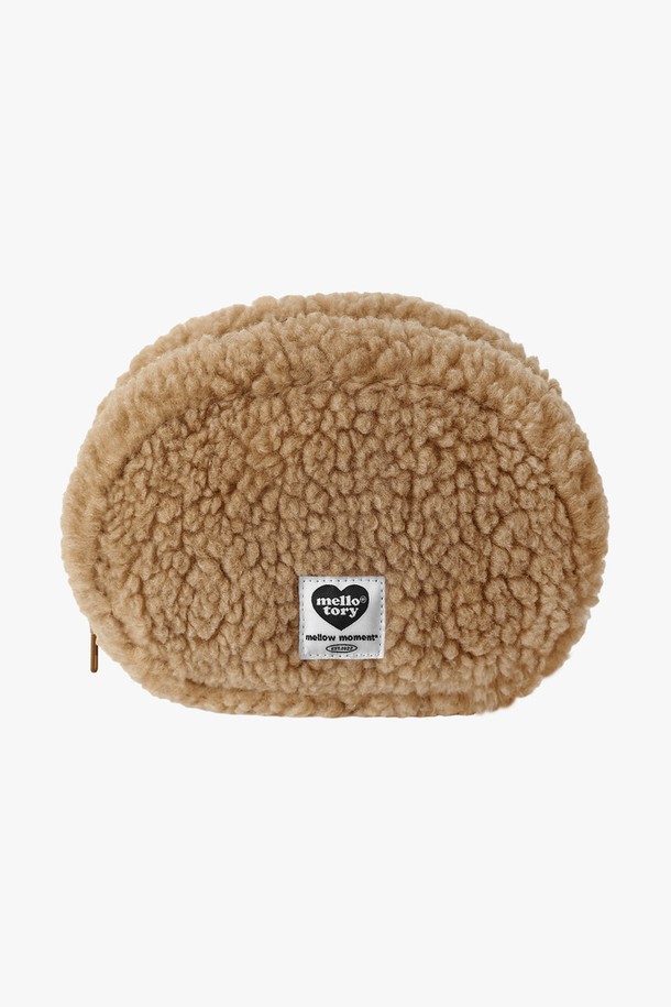 부드러운 퍼 소재의 핸디 파우치 (브라운)입니다. 18cm x 14cm x 6.5cm의 미디엄 사이즈로, 캐주얼 스타일의 여성분들을 위한 데일리 파우치입니다. 내부 포켓과 바이어스 처리된 안감을 적용하여 실용성을 높였으며, 가벼운 중량감으로 휴대성이 좋습니다. 지퍼형 잠금 방식으로 소지품을 안전하게 보관할 수 있으며, 동네 마실룩이나 데이트룩에 잘 어울립니다. 반원 모양에 퍼 소재의 디자인 장식이 더해져 포근하고 사랑스러운 느낌을 선사합니다.
