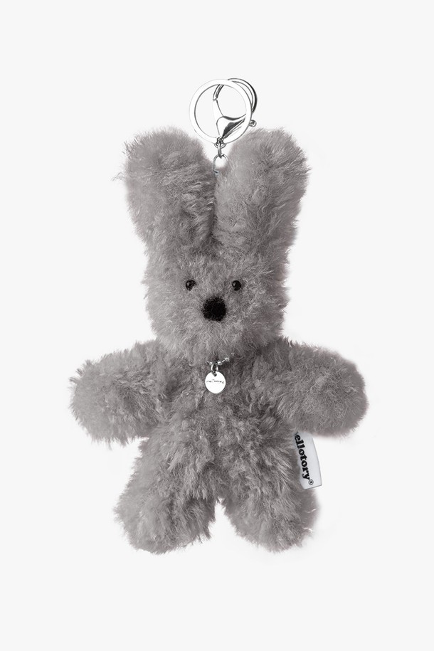 부클 래빗 키링 (그레이)은 부드러운 촉감의 폴리에스터와 브라스 소재를 사용한 미니 사이즈 키링입니다. 토끼 캐릭터 디자인에 핸드메이드로 제작되었으며, 내부 와이어 구조로 다양한 포즈 연출이 가능합니다. 가방 액세서리 또는 장식용으로 활용하기 좋으며, 헤드 루프가 부착되어 탈부착이 간편합니다. 캐주얼, 미니멀, 걸리시 스타일의 옷차림에 포인트 아이템으로 매치하여 동네 마실룩, 여행룩, 산책룩을 연출해보세요. 특히 패딩이 강화되어 더욱 사랑스러운 느낌을 줍니다.
