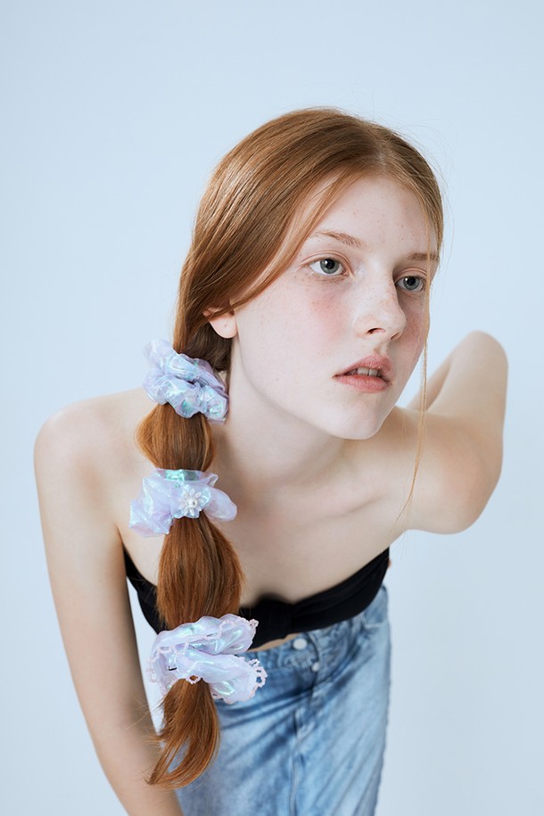 **시스루 메탈 스크런치**는 나일론, 알루미늄, 폴리에스테르, 브라스 소재로 제작된 헤어 액세서리입니다. 메탈릭 로고 인그레이빙 장식과 시스루 패턴이 특징이며, 심플한 스타일을 연출합니다. 9.5cm의 컴팩트한 사이즈로 헤어타이나 팔찌로 활용 가능하며, 레이어드 구조와 다양한 컬러 효과를 통해 데이트룩, 모임룩에 포인트를 더합니다. 시크, 미니멀, 클래식 스타일을 즐기는 분들께 추천합니다.
