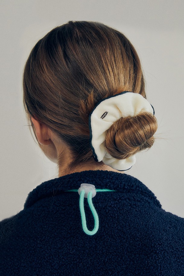 테리 라인 스크런치 (크림)는 부드러운 촉감의 면, 폴리에스테르, 브라스 소재로 제작된 헤어 액세서리입니다. 파이핑 디테일이 돋보이는 디자인으로, 지름 17.5cm의 넉넉한 사이즈로 제작되었습니다. 캐주얼한 스타일을 연출하며, 섬세한 각인 포인트가 은은하게 빛납니다. 동네 마실룩, 카페룩, 산책룩 등 다양한 TPO에 활용할 수 있으며, 미니멀한 스타일에 포인트를 더할 수 있습니다. 파스텔톤 크림 컬러의 테리 원단이 라이트한 실루엣을 선사합니다.
