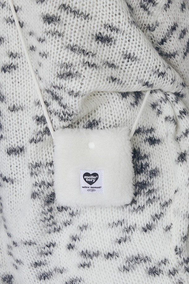 부드러운 퍼 소재와 미니멀한 디자인이 돋보이는 콤팩트 넥크리스 백 (화이트)입니다. 여성스러운 분위기를 연출하며, 데이트룩, 쇼핑룩, 카페룩 등 다양한 TPO에 활용하기 좋습니다. 스트랩 길이 조절이 가능하며, 손잡이가 있어 편리하게 사용할 수 있습니다. 에어팟 1-3세대, PRO, Buds 시리즈, ZFlip 등 이어폰 케이스를 수납할 수 있으며, 키링을 부착하여 개성을 더할 수 있습니다. 가방 사이즈는 미니이며, 85x72mm 이하의 물품을 수납할 수 있습니다.
