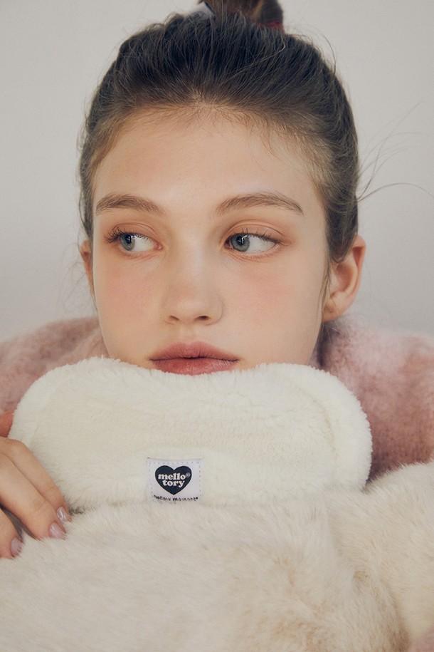 **핸디 파우치 (화이트)**

부드러운 드레이핑과 따뜻하고 포근한 텍스처가 돋보이는 핸디 파우치입니다. 미디엄 사이즈의 원형 디자인으로, 내부 나일론 100% 안감과 내부 포켓이 실용성을 더합니다. 화이트 컬러의 무지 파우치에 퍼 장식이 포인트로 더해져 로맨틱, 미니멀, 클래식 스타일을 연출합니다. 18cm x 14cm x 6.5cm 크기로, 수납 기능에 충실하며, 데이트룩, 카페룩, 겨울 데일리룩에 잘 어울립니다. 7가지 컬러 옵션으로 제공됩니다.
