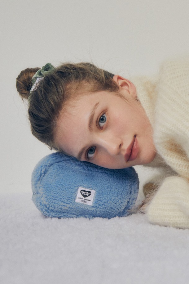 블루 컬러의 핸디 파우치입니다. 부드러운 퍼 소재로 제작되어 둥글고 푹신한 텍스처가 특징이며, 여성스러운 스타일을 연출합니다. 미디엄 사이즈로, 데이트룩, 카페룩, 쇼핑룩 등 다양한 TPO에 활용할 수 있으며, 미니멀, 클래식, 걸리시 스타일을 즐기는 분들께 추천합니다. 내부 포켓이 있어 수납이 용이하며, 바이어스 처리된 안감과 지퍼형 잠금 방식으로 실용성을 더했습니다. 손에 들기 편한 컴팩트한 사이즈로, 소지품을 안전하게 보관할 수 있습니다.
